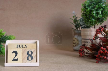 Téléchargez les photos : Calendrier en bois avec mois de juillet, concept de planification - en image libre de droit