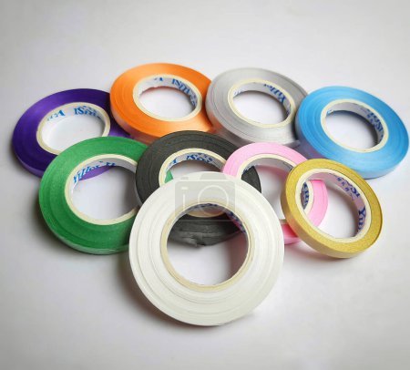 Téléchargez les photos : Rubans de curling multicolores sur fond blanc - en image libre de droit