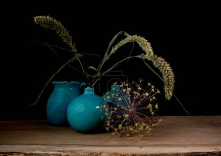 Foto de Bodegón con tres jarrones azules, espigas de maíz y una flor - Imagen libre de derechos