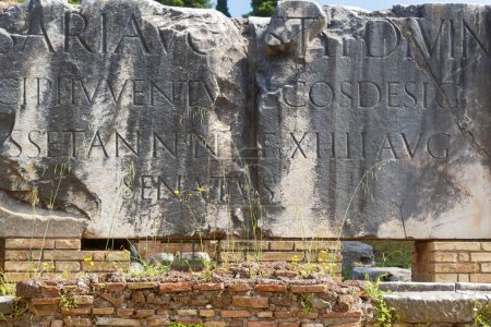 Foto de Fragmento de inscripción antigua sobre piedra. Forum Romanum. Roma
. - Imagen libre de derechos