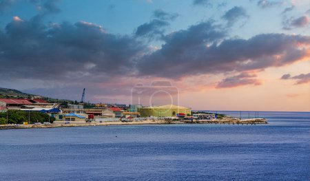 Téléchargez les photos : Industrie lourde sur Curaçao au crépuscule - en image libre de droit
