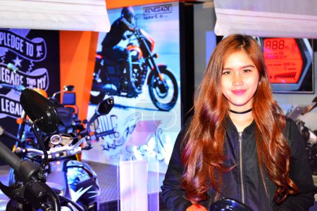 Téléchargez les photos : "Harley Davidson mannequin femme au Trans Sport Show à Pasay - en image libre de droit