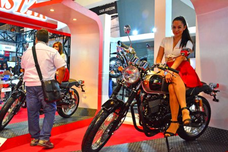 Téléchargez les photos : "Modèle moto femme Motorstar au Trans Sport Show à Pasay - en image libre de droit