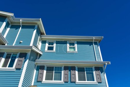 Foto de Nueva casa adosada residencial en brillante día soleado sobre fondo de cielo azul - Imagen libre de derechos