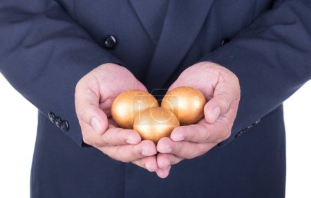 Téléchargez les photos : Homme d'affaires montrant des œufs d'or - en image libre de droit