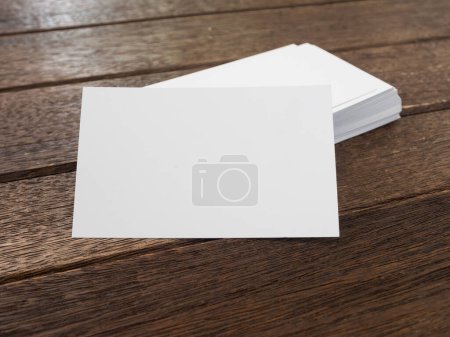 Téléchargez les photos : Pile de cartes de visite vides sur fond en bois - en image libre de droit