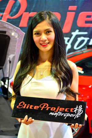 Téléchargez les photos : Projet Elite modèle féminin au Salon de l'auto de Manille à Pasay - en image libre de droit