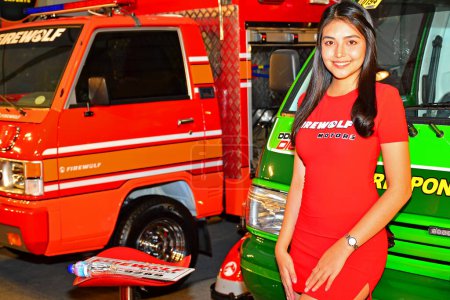 Téléchargez les photos : Moteurs Firewolf modèle féminin au Salon International de l'Auto de Manille - en image libre de droit