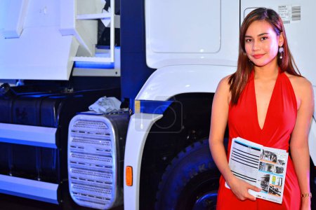 Foto de Modelo femenino de camión Hyundai en Manila International Auto Show - Imagen libre de derechos