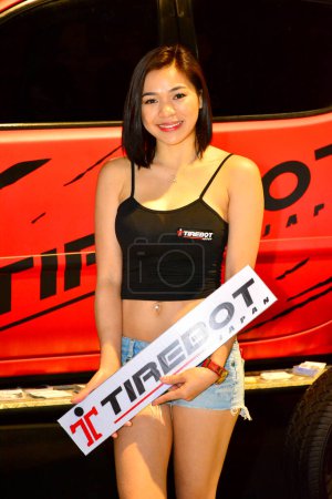 Téléchargez les photos : "Tirebot Japon pneus modèle féminin au Trans Sport Show à Pasay - en image libre de droit
