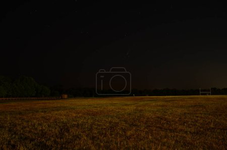 Foto de Cometa Neowise en el cielo nocturno con estrellas de Virginia, Estados Unidos - Imagen libre de derechos