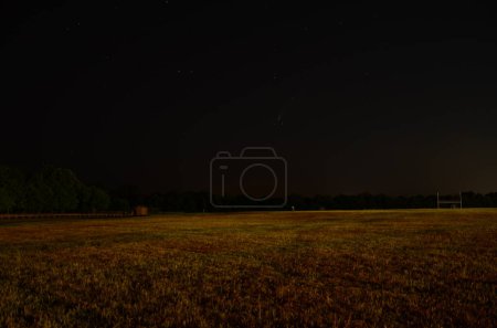 Téléchargez les photos : Comète Neowise dans le ciel nocturne avec des étoiles de Virginie, États-Unis - en image libre de droit