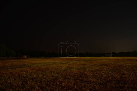 Foto de Cometa Neowise en el cielo nocturno con estrellas de Virginia, Estados Unidos - Imagen libre de derechos