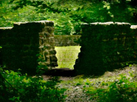 Foto de Muro de un monumento celta histórico escondido en un bosque alemán - Imagen libre de derechos