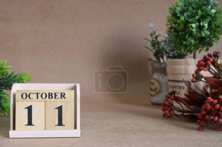 Téléchargez les photos : "11 octobre sur fond de table, gros plan - en image libre de droit