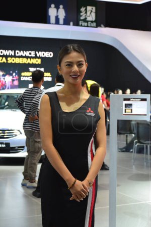 Téléchargez les photos : "Mitsubishi modèle féminin au Salon international de l'automobile des Philippines - en image libre de droit