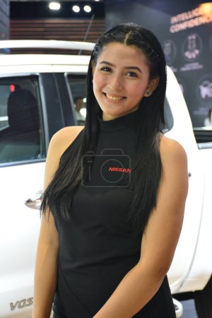 Téléchargez les photos : "Nissan modèle féminin au Salon international de l'automobile des Philippines - en image libre de droit
