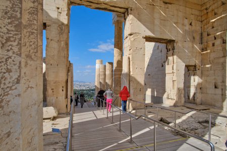 Foto de "Atenas, Grecia - 16 de FEB de 2020 - Propilea. La imponente entrada a la Acrópolis." - Imagen libre de derechos