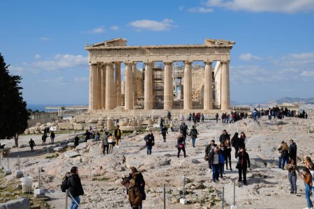 Téléchargez les photos : "Athènes, Grèce - 16 février 2020 - Parthénon. Temple emblématique - en image libre de droit