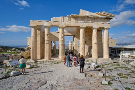 Téléchargez les photos : "Athènes, Grèce - 16 février 2020 - Propylaea. L'entrée imposante" - en image libre de droit