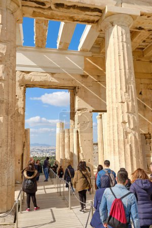 Foto de "Atenas, Grecia - 16 de FEB de 2020 - Propilea. La imponente entrada" - Imagen libre de derechos