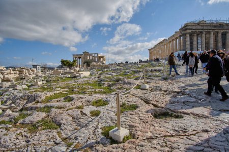 Téléchargez les photos : "Athènes, Grèce - 16 février 2020 - Erecteion. Temple connu - en image libre de droit