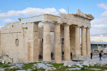 Foto de "Atenas, Grecia - 16 de FEB de 2020 - Propilea. La imponente entrada" - Imagen libre de derechos