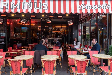 Téléchargez les photos : Salle à manger en plein air dans une brasserie parisienne - en image libre de droit
