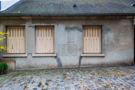 Téléchargez les photos : Petite cour à Paris - en image libre de droit