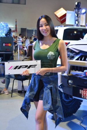 Foto de 4 x 4 Rugged Rigs modelo femenino en Manila Auto Salón espectáculo de coches - Imagen libre de derechos