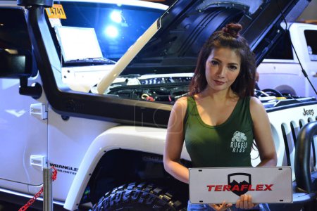 Foto de 4 x 4 Rugged Rigs modelo femenino en Manila Auto Salón espectáculo de coches - Imagen libre de derechos