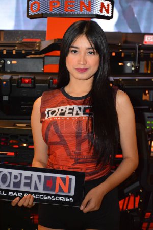 Foto de Open N bull bar y accesorios modelo femenino en Manila - Imagen libre de derechos