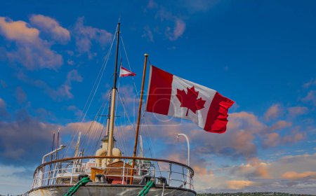 Téléchargez les photos : Navire océanographique Acadia à Halifax au crépuscule - en image libre de droit