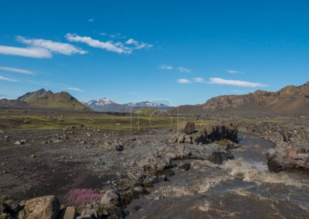 Téléchargez les photos : Paysage islandais avec canyon de la rivière Innri-Emstrura et vue sur les montagnes de glacier Tindfjallajokull et les collines verdoyantes. Réserve naturelle de Fjallabak, Islande. Été ciel bleu - en image libre de droit