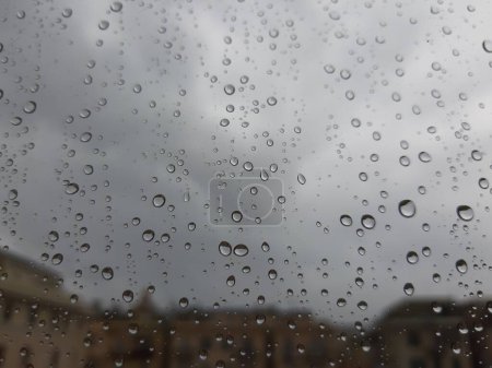 Téléchargez les photos : Goutte d'eau sur la fenêtre - en image libre de droit
