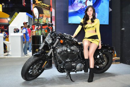 Téléchargez les photos : "GPR modèle féminin à l'intérieur Racing Motor Bike Show à Pasay, Phil" - en image libre de droit