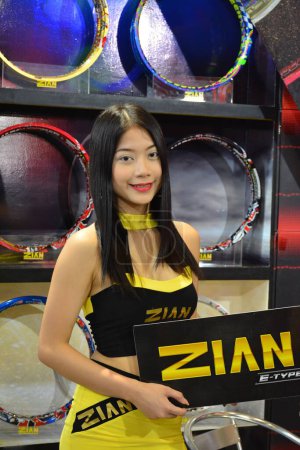 Téléchargez les photos : "Zian modèle féminin à l'intérieur Racing Motor Bike Show à Pasay, Phi" - en image libre de droit