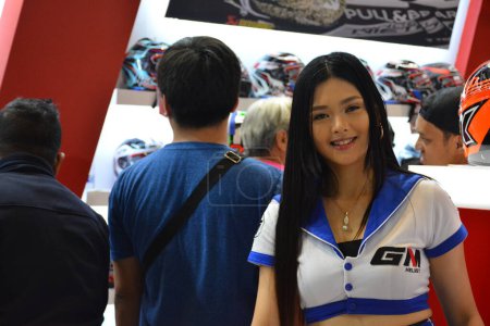 Foto de Casco GM modelo femenino posando en cámara en Inside Racing Motor Bike Show en Pasay - Imagen libre de derechos