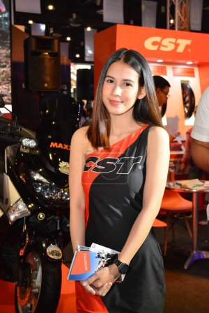 Foto de Modelo femenino CST en Inside Racing Motor Bike Show en Pasay, Filipinas - Imagen libre de derechos