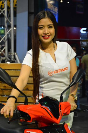 Foto de Modelo femenino Keeway en Inside Racing Motor Bike Show en Pasay, Filipinas - Imagen libre de derechos