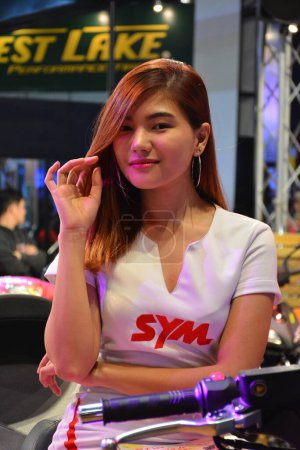 Téléchargez les photos : Modèle féminin SYM au salon Inside Racing Motor Bike Show à Pasay, Philippines - en image libre de droit