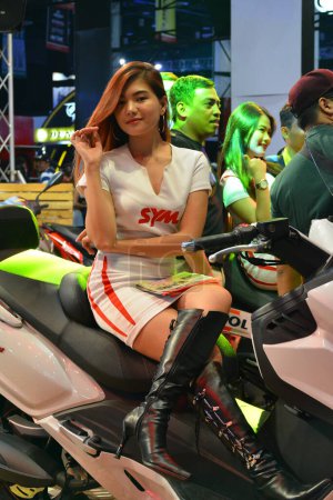 Foto de Modelo femenino SYM en el Inside Racing Motor Bike Show en Pasay, Filipinas - Imagen libre de derechos
