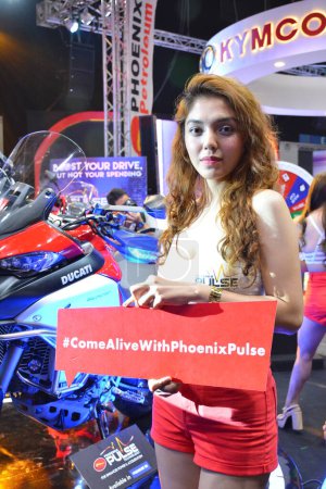 Téléchargez les photos : Modèle féminin au salon Inside Racing Motor Bike Show à Pasay - en image libre de droit