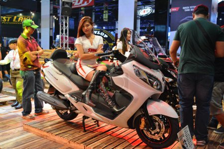 Téléchargez les photos : Modèle féminin SYM au salon Inside Racing Motor Bike Show à Pasay, Philippines - en image libre de droit