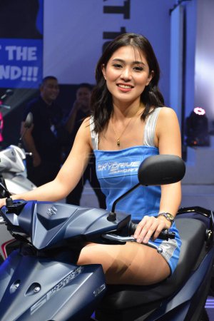 Foto de Suzuki modelo femenino en el Inside Racing Motor Bike Show en Pasay, Filipinas - Imagen libre de derechos