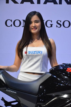 Téléchargez les photos : Suzuki modèle féminin à l'intérieur Racing Motor Bike Show à Pasay, Philippines - en image libre de droit