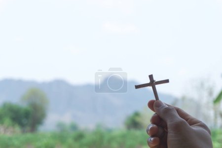 Téléchargez les photos : Un homme tient une croix - en image libre de droit