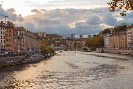Téléchargez les photos : La Saône à Lyon au crépuscule - en image libre de droit