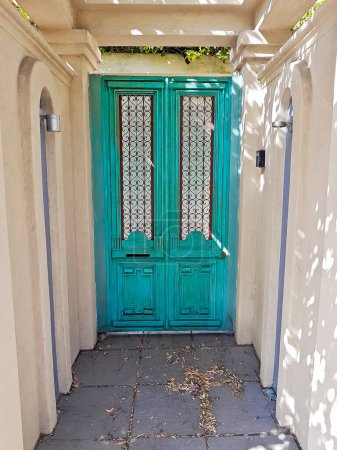 Foto de Hermosa puerta de madera turquesa en el antiguo edificio, Ciudad del Cabo. - Imagen libre de derechos