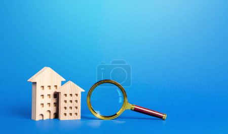 Téléchargez les photos : Bâtiments résidentiels et loupe. Recherche de biens immobiliers - en image libre de droit